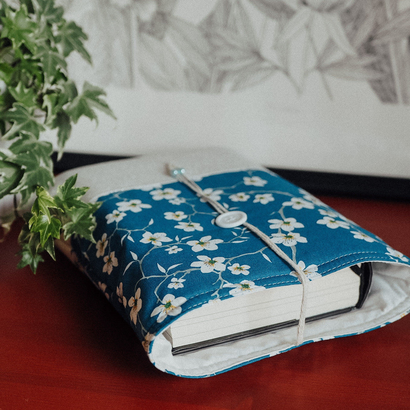 Kapsa na knihu - Modrá s bílými květy