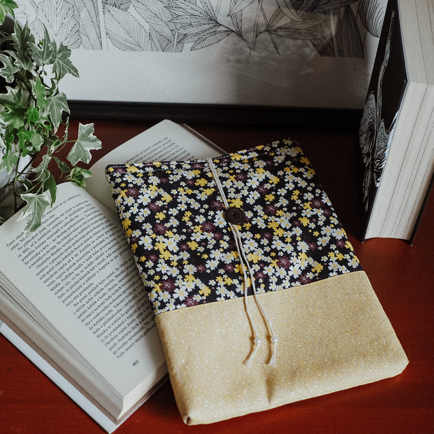 Kapsa na knihu - Žluté a vínové květy